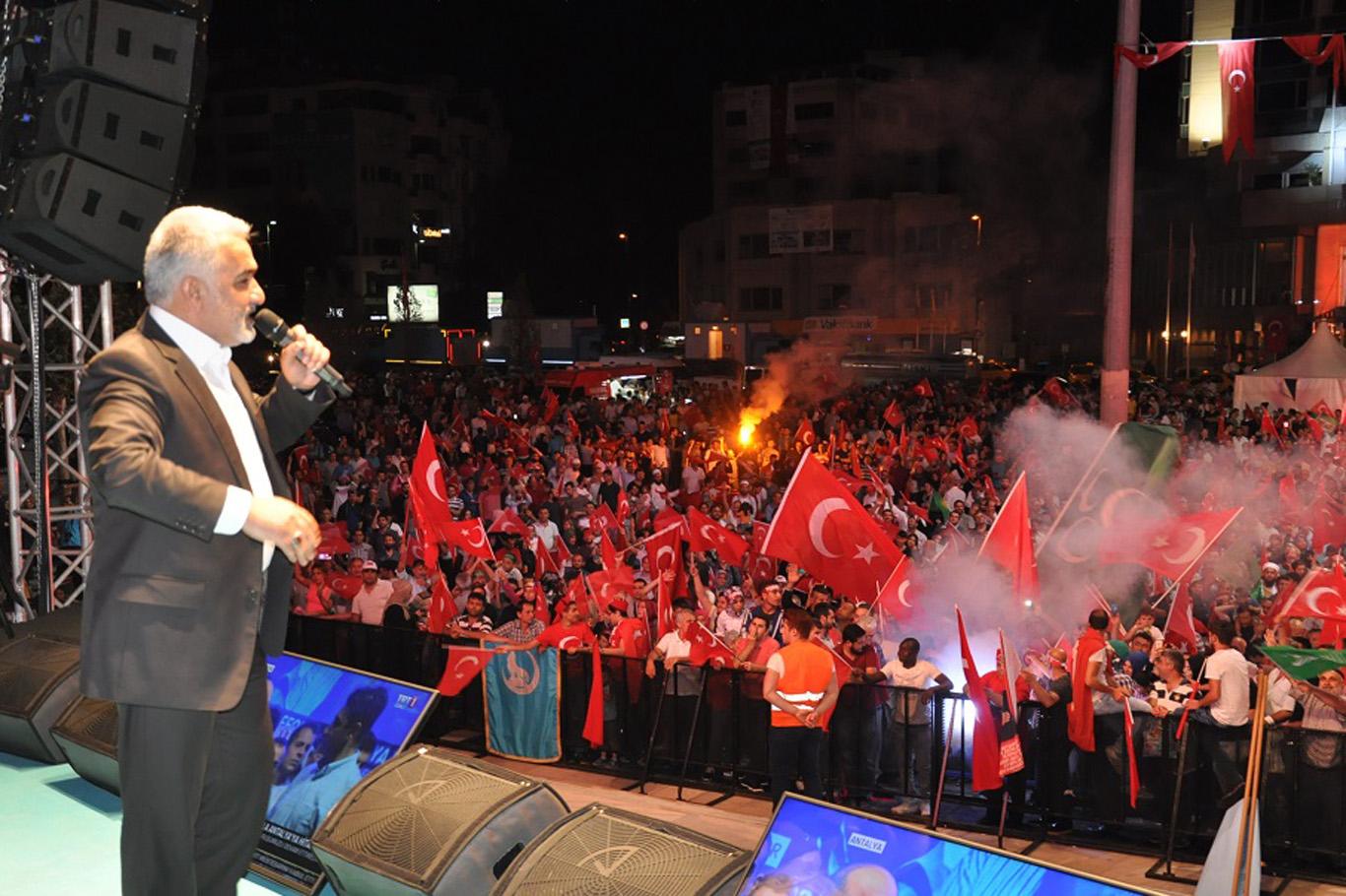 Yapıcıoğlu Taksim’de darbe karşıtlarına hitap etti